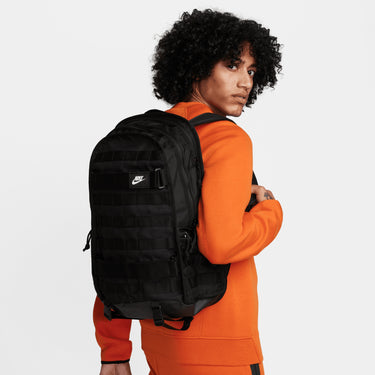 Nike Sportswear RPM - Rucksack 15" 53.5 cm (schwarz/weiß) - Ansicht 12